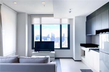 A modern room with a spectacular view 7 mins walk to BTS Asoke.