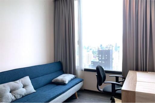 A modern room with a spectacular view 7 mins walk to BTS Asoke.