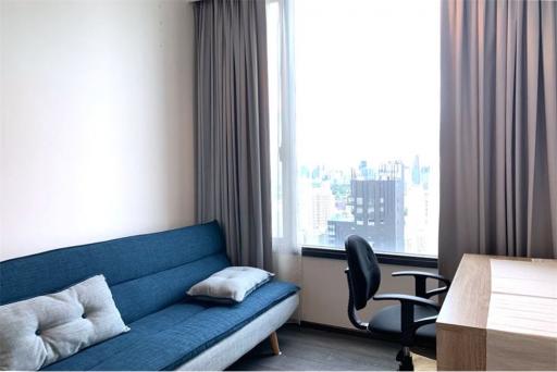 A modern, corner room with a spectacular view condominium 7 mins walk to BTS Asoke.