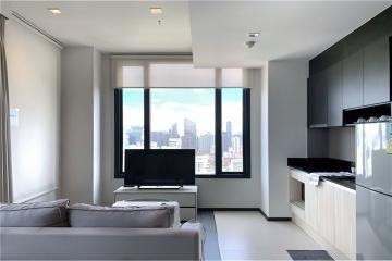 A modern, corner room with a spectacular view condominium 7 mins walk to BTS Asoke.