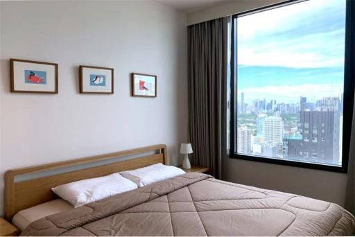 A modern, corner room with a spectacular view condominium 7 mins walk to BTS Asoke.