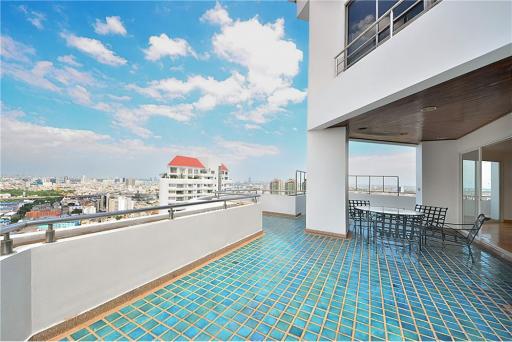 Beautiful Penthouse in Saichol Mansion For Sale