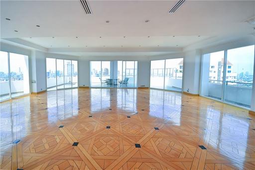 Beautiful Penthouse in Saichol Mansion For Sale