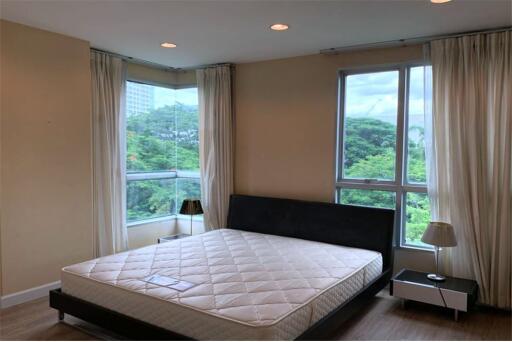 Great value and fully furnished condominium in a quiet and convenient area a 4-minute walk to BTS Ekkamai. - 920071062-72