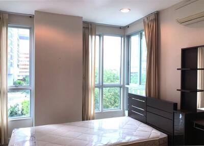 Fully furnished condominium in a quiet area.