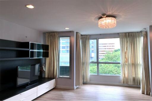 Fully furnished condominium in a quiet area.