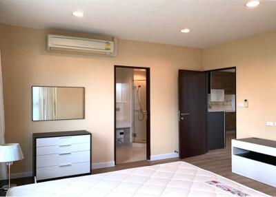 Fully furnished condominium in a quiet area.