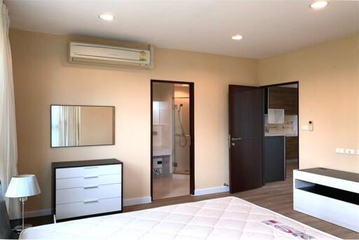 Fully furnished condominium in a quiet area.