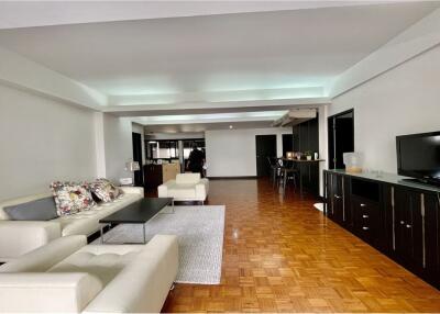 Lovely unit homey style; easy walk  in Thonglor