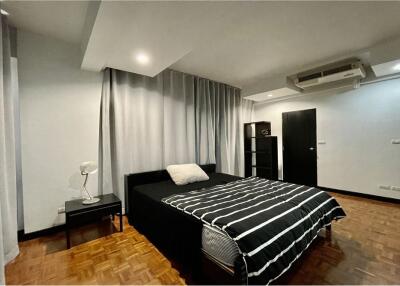 Lovely unit homey style; easy walk near by convenient store, supermarket, nice restaurant and pet friendly  in Thonglor