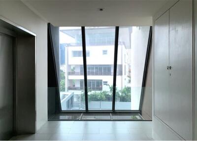 Contemporary style apartment in a very quiet and convenient area with pet-friendly locate on Ekkamai 22. - 920071062-61