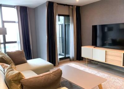 A nice corner room with effortlessly access condominium to BTS Ekkamai and Sukhumvit area.