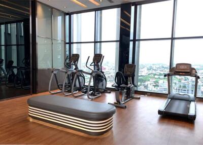 A nice corner room with effortlessly access condominium to BTS Ekkamai and Sukhumvit area.