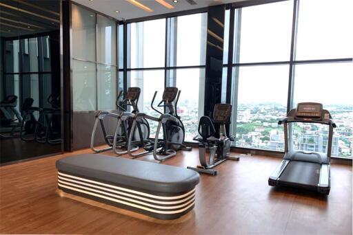 A nice corner room with effortlessly access condominium to BTS Ekkamai and Sukhumvit area.