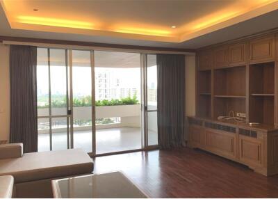 A lively area yet with quiet ambiance and easy access to anywhere in the Sukhumvit area. - 920071062-39