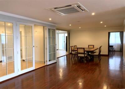 A lively area yet with quiet ambiance and easy access to anywhere in the Sukhumvit area. - 920071062-38