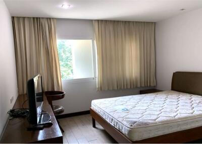 Spacious room with 2 bedrooms, 2 bathrooms, balcony, and pet friendly.