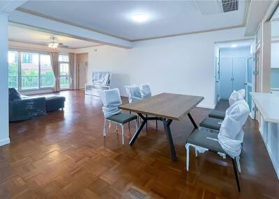 Pet friendly newly renovated unit come with private big balconies.