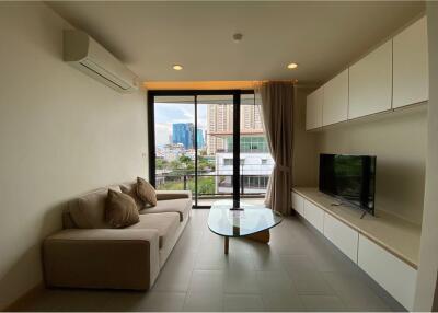 Luxurious 2-Bed Condo in Prime Sukhumvit Location