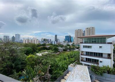 Luxurious 2-Bed Condo in Prime Sukhumvit Location