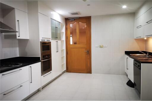 Modern 3+1bed 4bath 3 balconies, pet friendly & fully equipped kitchen in Phrom Phong