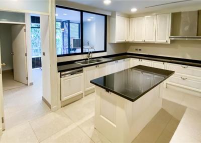 For rent: Pet-friendly apartment with 4+1 bedrooms located in Sukhumvit 31 near BTS Phrom Phong.