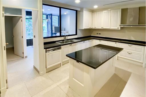 For rent: Pet-friendly apartment with 4+1 bedrooms located in Sukhumvit 31 near BTS Phrom Phong. - 920071001-9402