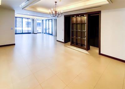 For rent: Pet-friendly apartment with 4+1 bedrooms located in Sukhumvit 31 near BTS Phrom Phong. - 920071001-9402