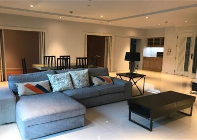 For rent spacious 3+1 bedrooms Wireless Road BTS Ploenchit