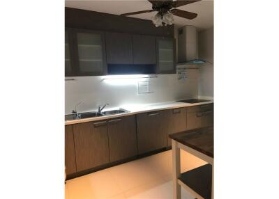 For rent spacious 3+1 bedrooms Wireless Road BTS Ploenchit