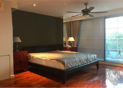 For rent spacious 3+1 bedrooms Wireless Road BTS Ploenchit