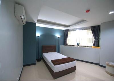 Newly renovated pet-friendly fully furnished BTS Phrom Phong.