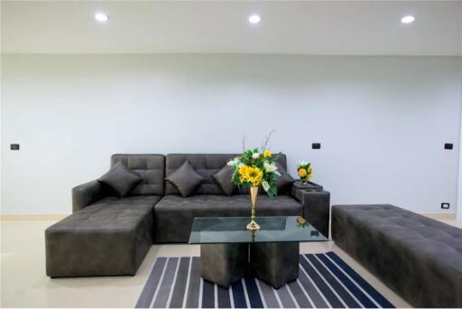 Newly renovated pet-friendly fully furnished BTS Phrom Phong.