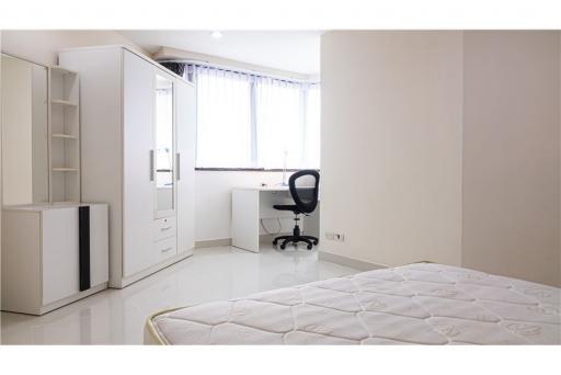 Newly renovated pet-friendly fully furnished BTS Phrom Phong.