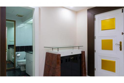 Newly renovated pet-friendly fully furnished BTS Phrom Phong.