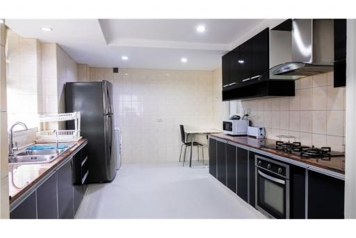 Newly renovated pet-friendly fully furnished BTS Phrom Phong.