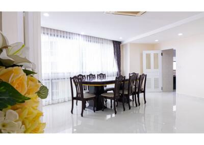 Newly renovated pet-friendly fully furnished BTS Phrom Phong.