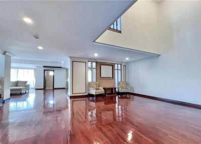 For Rent : Cat-Friendly 4BR Duplex Near BTS Ploenchit