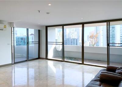 A newly renovated fully furnished 5 minutes walk to BTS Asoke. - 920071062-6
