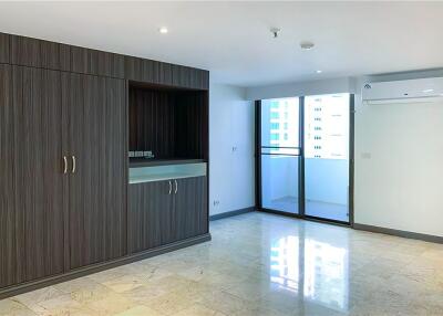 A newly renovated fully furnished 5 minutes walk to BTS Asoke. - 920071062-6