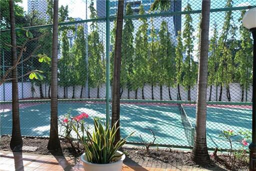 Pet-friendly low rise with a lovely tennis court.