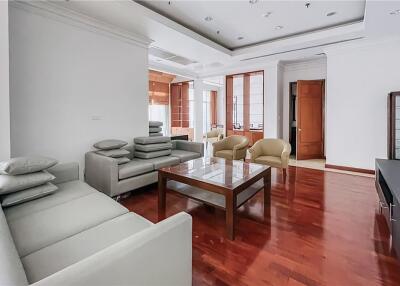 For rent penthouse 4 bedrooms top floor in Sukhumvit 2 BTS Ploenchit.