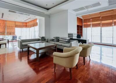 For rent penthouse 4 bedrooms top floor in Sukhumvit 2 BTS Ploenchit.