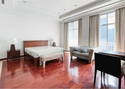 For rent penthouse 4 bedrooms top floor in Sukhumvit 2 BTS Ploenchit.