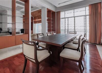 For rent penthouse 4 bedrooms top floor in Sukhumvit 2 BTS Ploenchit.