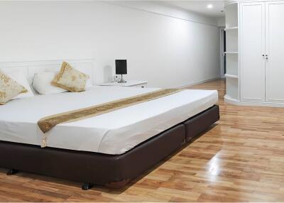Renovated 4 bedroom apartment Sukhumvit 20 - 920071001-9343