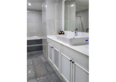 Renovated 4 bedroom apartment Sukhumvit 20 - 920071001-9343