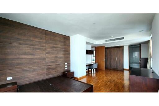 For rent pet friendly apartment 3+1 bedrooms in Sukhumvit 23 BTS Asoke MRT Sukhumvit