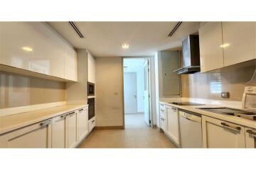 For rent pet friendly apartment 3+1 bedrooms in Sukhumvit 23 BTS Asoke MRT Sukhumvit