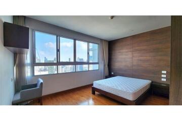 For rent pet friendly apartment 3+1 bedrooms in Sukhumvit 23 BTS Asoke MRT Sukhumvit